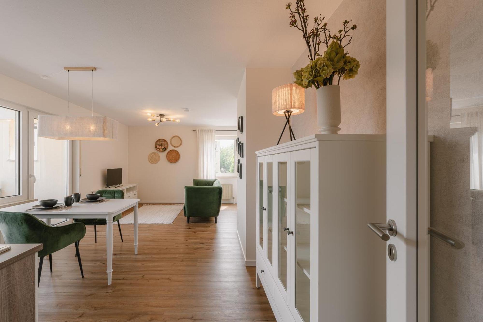 Exklusiv & Zentral: 1-zi. Mit Balkon Stellplatz Apartment